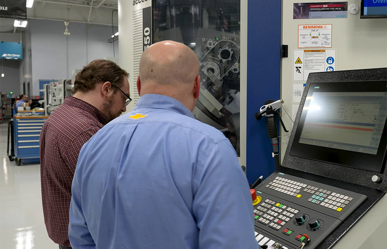 Kunden vor GROB Maschine