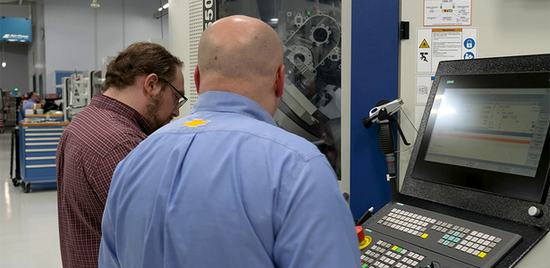 Kunden vor GROB Maschine