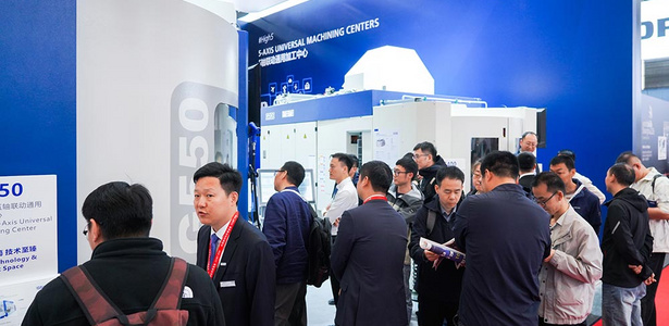 Besucher auf dem CCMT GROB-Messestand in Shanghai 2026