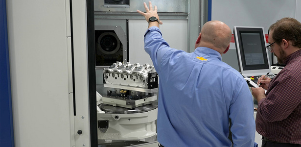 Kunden vor Bearbeitungsraum der G550a von GROB