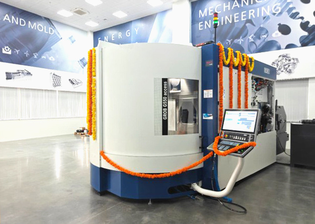 Die GROB-Universalmaschine G550a im Technologie- und Anwendungszentrum von GROB Indien, geschmückt mit Blumen