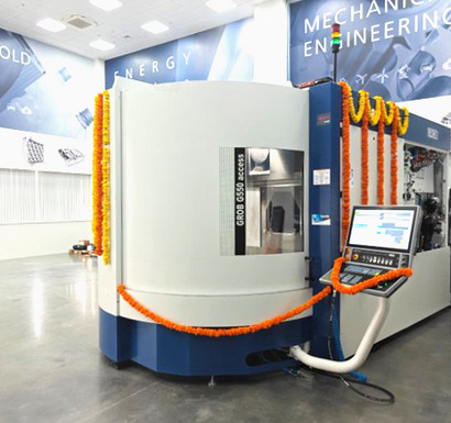 Die GROB-Universalmaschine G550a im Technologie- und Anwendungszentrum von GROB Indien, geschmückt mit Blumen