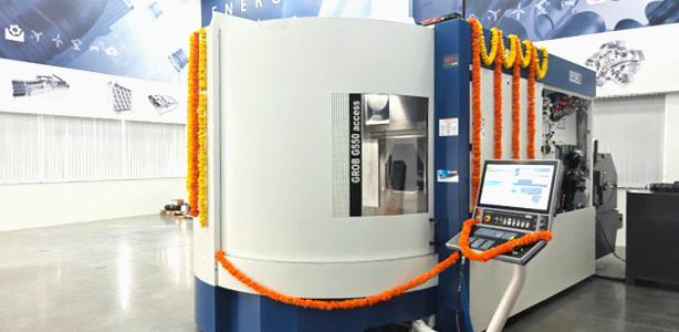 Die GROB-Universalmaschine G550a im Technologie- und Anwendungszentrum von GROB Indien, geschmückt mit Blumen