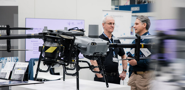GROB präsentiert seine Lösungen zur industriellen Drohnenfertigung auf seiner Hausmesse.
