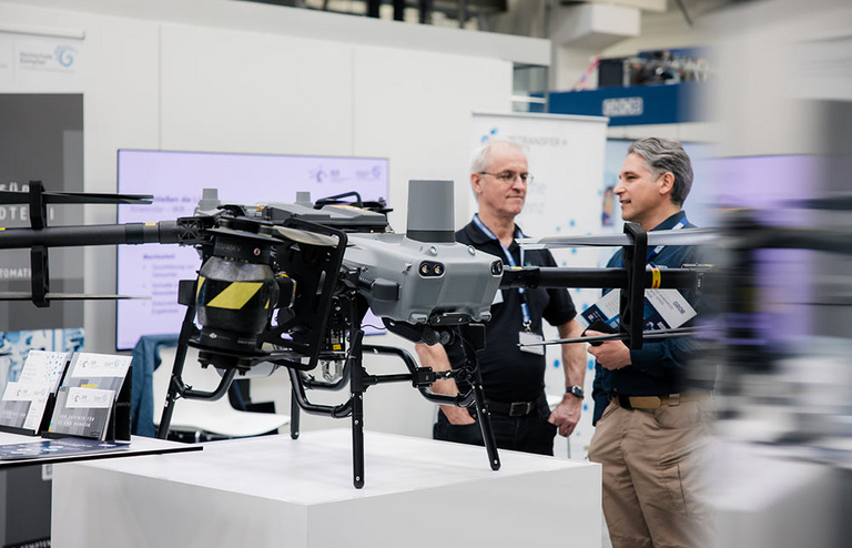GROB präsentiert seine Lösungen zur industriellen Drohnenfertigung auf seiner Hausmesse.