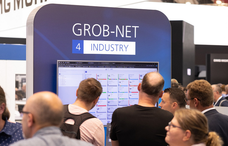 Menschen schauen in einen Monitor