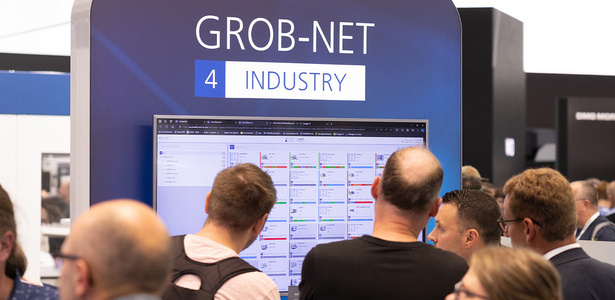 Menschen schauen in einen Monitor