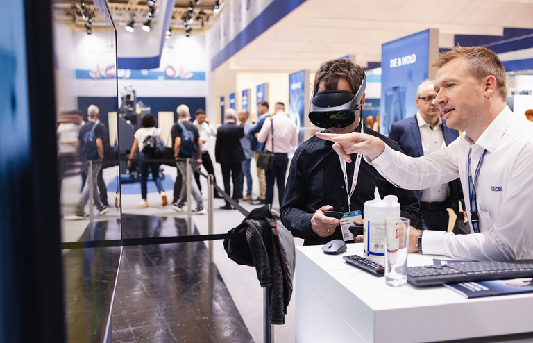 Zwei Person vor Monitor, einer davon mit VR-Brille