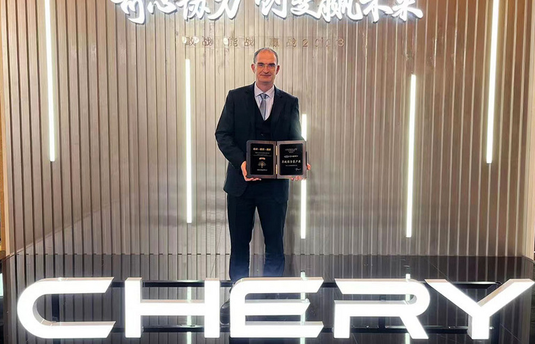 [Translate to en US:] Marcus Oster mit Chery Award für GROB China