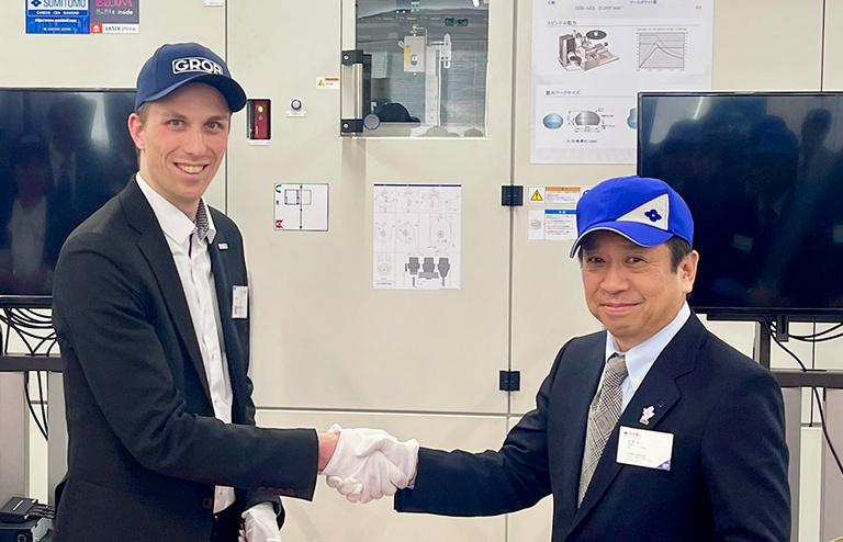 Florian Grob der GROB-WERKE und Herr Sahashi von Sumitomo Electric Industries