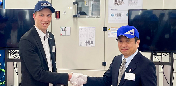 Florian Grob der GROB-WERKE und Herr Sahashi von Sumitomo Electric Industries