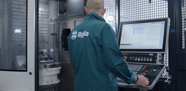 Operator operating the G350a from GROB