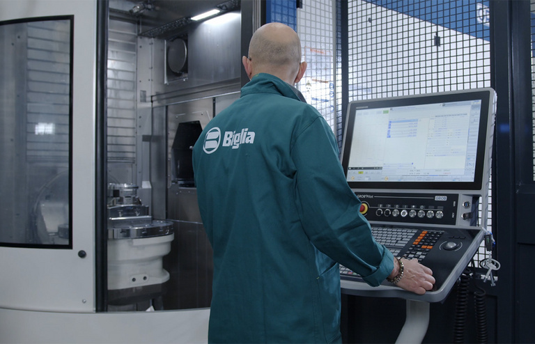 Mitarbeiter bedient die G350a von GROB