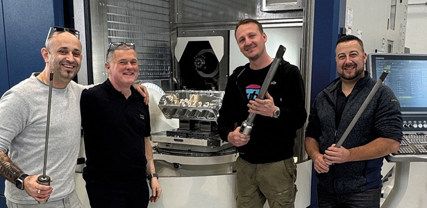 Personen vor GROB Maschine