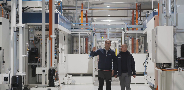 Andrea Tarditi (Technical Director at Endurance SpA) and Andreas Schenk (Key Account Manager at GROB-WERKE) in the spacious production halls at Endurance.
