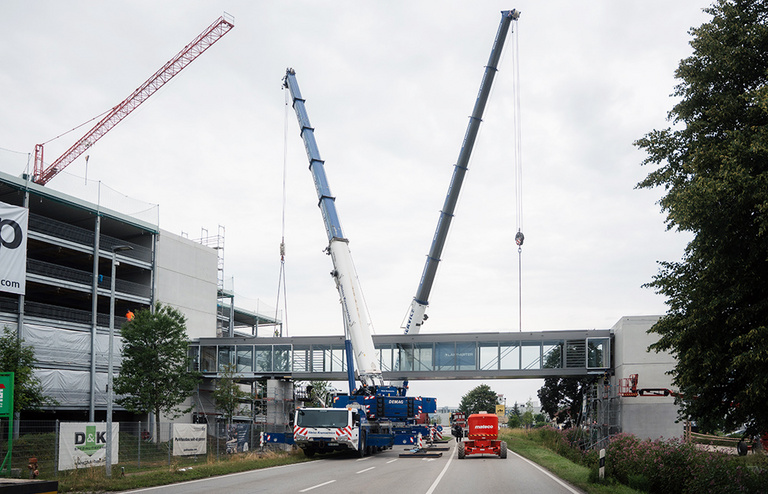 Pedestrian bridge for GROB parking garage