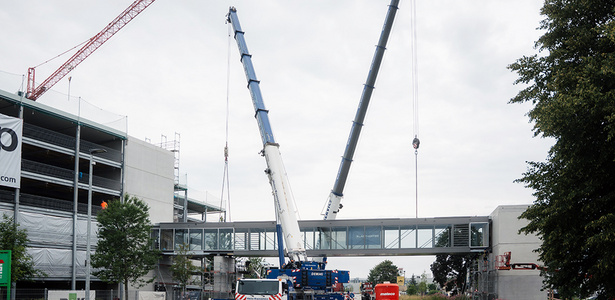 Pedestrian bridge for GROB parking garage
