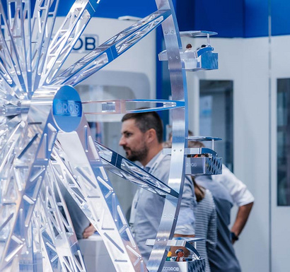 Ein Riesenrad aus Aluminium war das Highlight-Werkstück auf dem GROB-Messestand auf der AMB 2026
