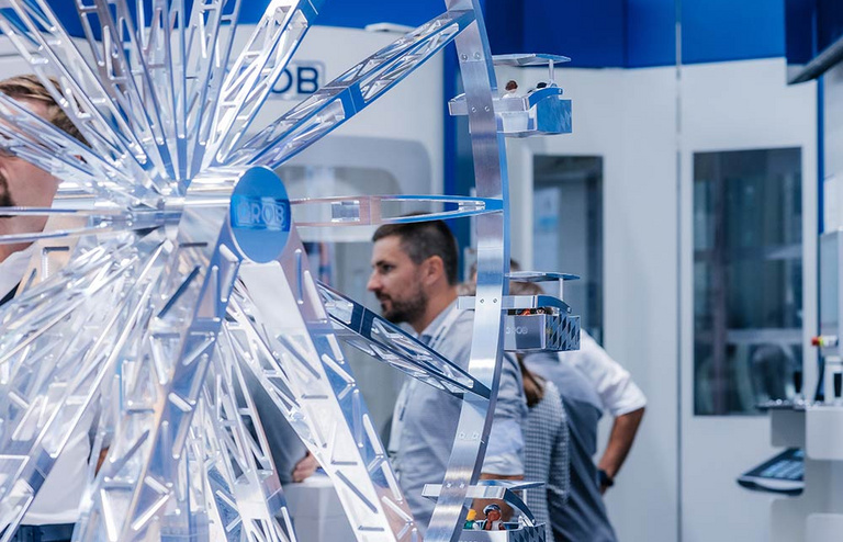 Ein Riesenrad aus Aluminium war das Highlight-Werkstück auf dem GROB-Messestand auf der AMB 2026