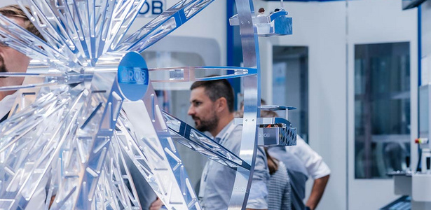 Ein Riesenrad aus Aluminium war das Highlight-Werkstück auf dem GROB-Messestand auf der AMB 2026