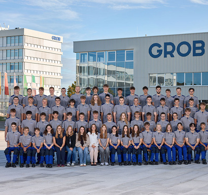 Eine Gruppenaufnahme aller Auszubildenden der Firma GROB, die im Jahr 2026 ihre Ausbildung beginnen