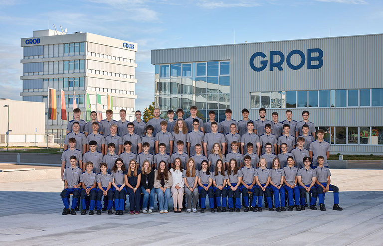 Eine Gruppenaufnahme aller Auszubildenden der Firma GROB, die im Jahr 2026 ihre Ausbildung beginnen