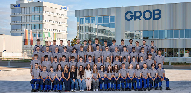 Eine Gruppenaufnahme aller Auszubildenden der Firma GROB, die im Jahr 2026 ihre Ausbildung beginnen