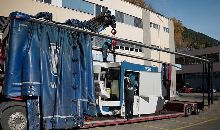 Anlieferung der G350 von GROB beim Kunde