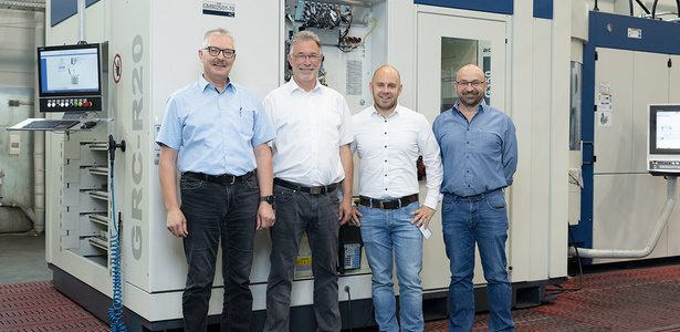 GROB employees with customers in front of GROB robot cell