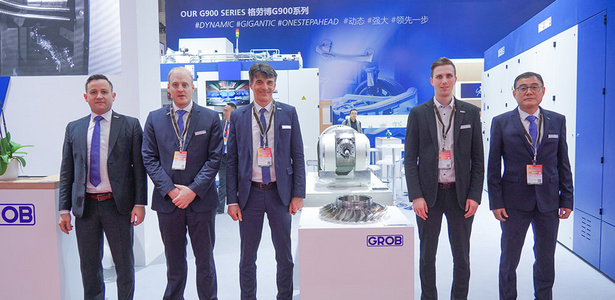 Das Management von GROB China und die Familie Grob auf dem CCMT Messestand 2026