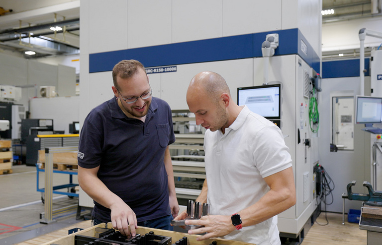 Mitarbeiter vor Anlage im Gespräche