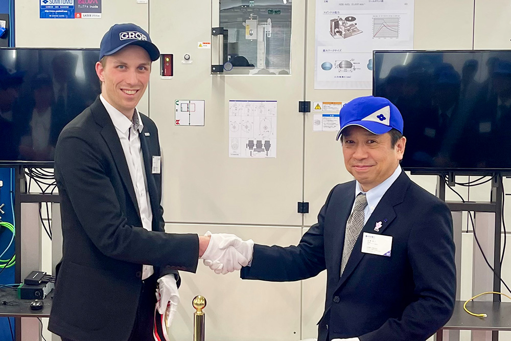 Florian Grob der GROB-WERKE und Herr Sahashi von Sumitomo Electric Industries