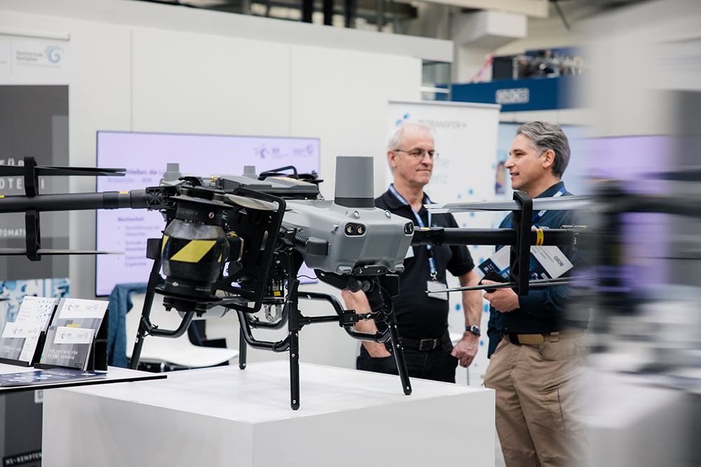 GROB präsentiert seine Lösungen zur industriellen Drohnenfertigung auf seiner Hausmesse.